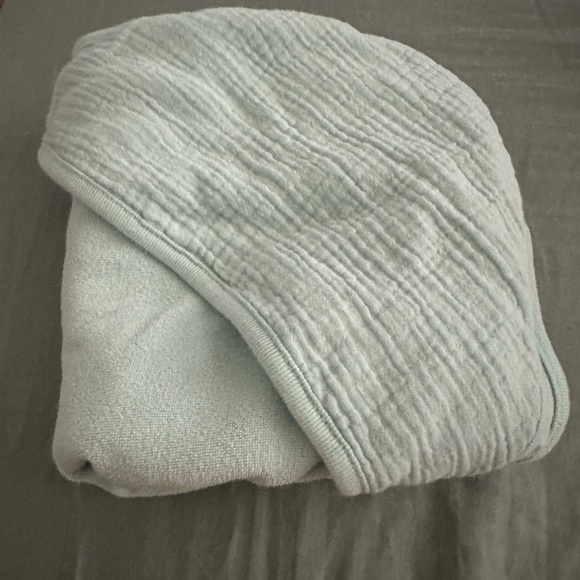 Pack of 3 Cloud Island Infant Hooded Towels with matching washcloths - Picture 2 of 6